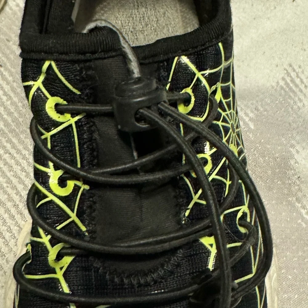 Boys 12.5 Spider sneaker’s. Stylish comfy durable. Great for every active kid! - Picture 9 of 13